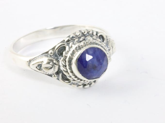 Fijne bewerkte zilveren ring met blauwe saffier - maat 15.5