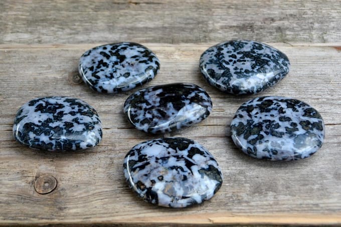 Edelsteen Gabbro (Mistic Merliniet) - handsteen