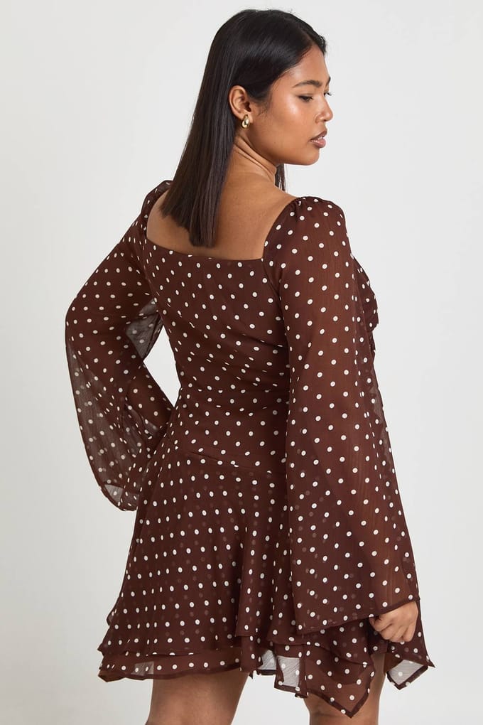 boohoo Dames Plus Size Polkadot Chiffon Godet Skater | Chocolate | Maat: 16