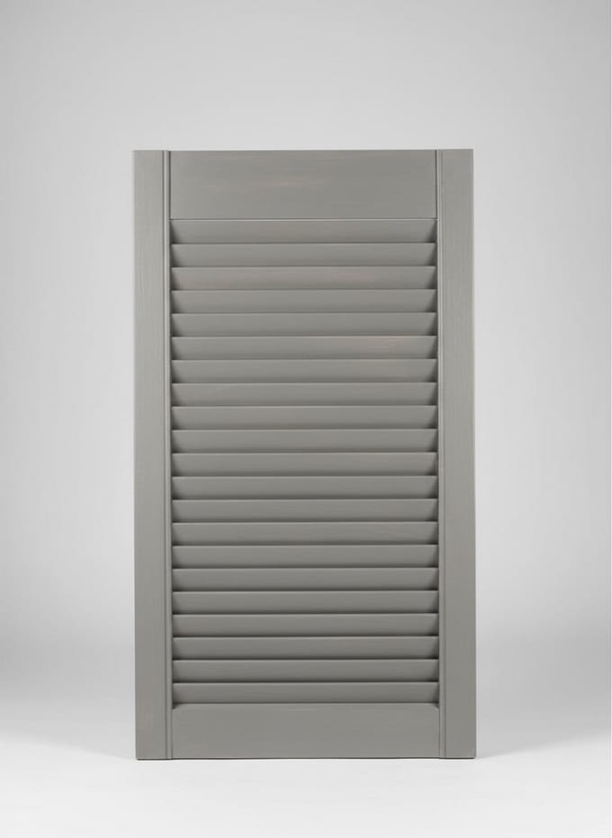 Grijs houten louvre luik