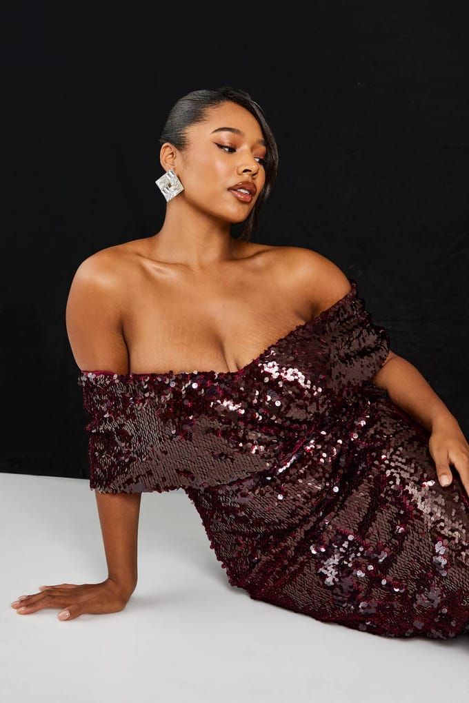 boohoo Dames Plus Premium Pailletten Off The Shoulder Midi Jurk | Malbec | Maat: 28