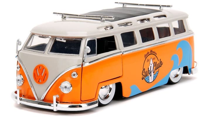 Volkswagen bus met surfplank 1962