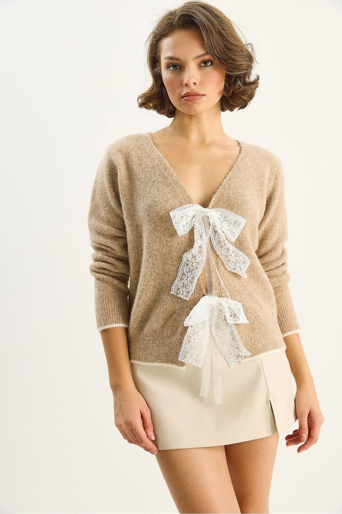 Gebreide V-hals cardigan met kant striksluiting