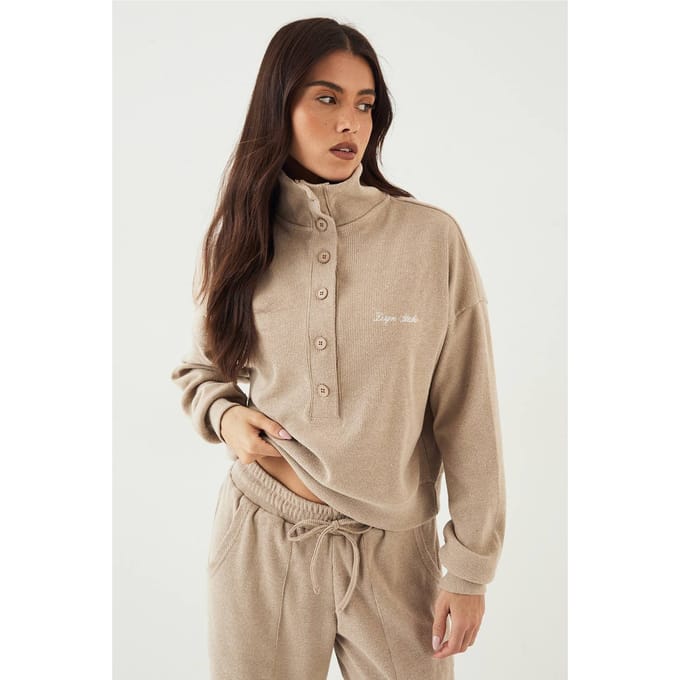 Dames DSGN Studio Geborstelde Rib Sweatshirt met Knoopdetail | Stone | Maat: Medium