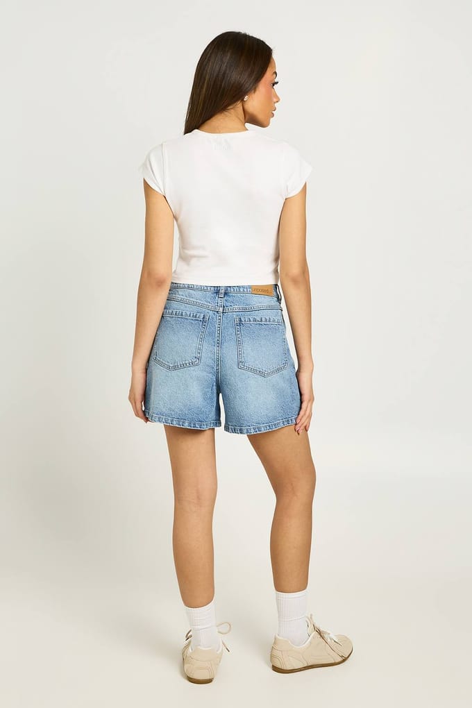 boohoo Dames Petite Denim Mom Short | Acid Wash Light Blue | Maat: 16
