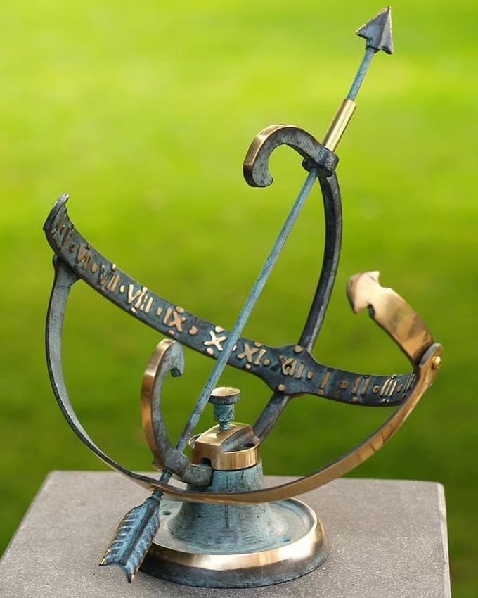 Tuinbeeld - bronzen beeld - Zonnewijzer - Bronzartes - 30 cm hoog