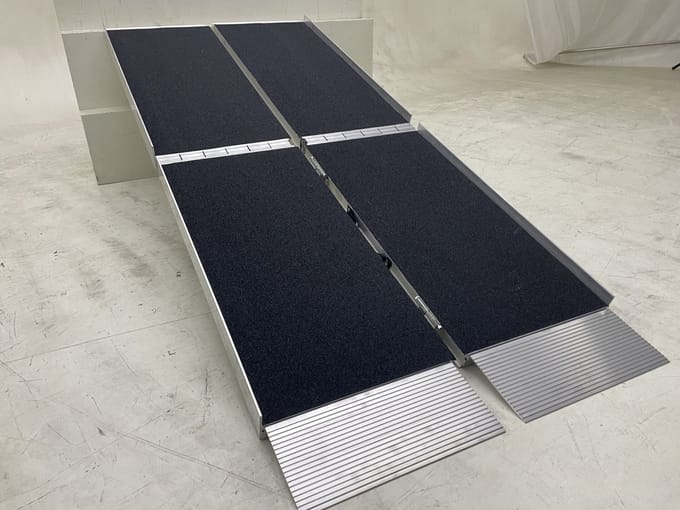 Oprijplaat aluminium 350kg lengte 2100 mm x breedte 760 mm 4-ledig inklapbaar MW Tools ARP20210