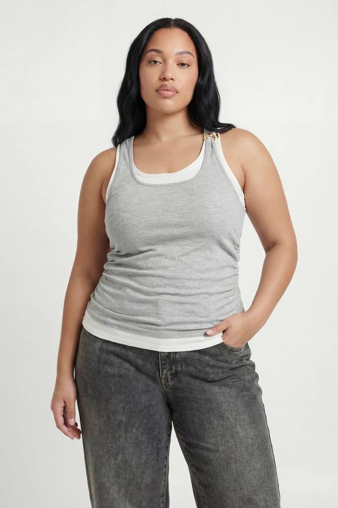 boohoo Dames Plus Geribbeld Gelaagd Vest Met Gouden Biesje | Grey | Maat: 18