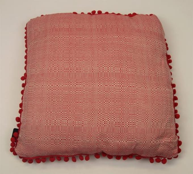 Madison sierkussen 50x50 cm Tweet red