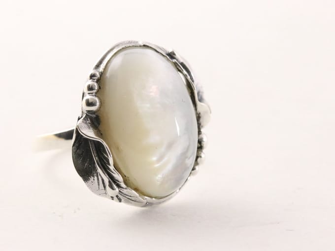 Bewerkte zilveren ring met parelmoer - maat 20