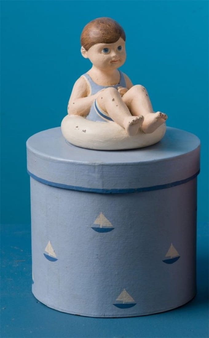 Jongen op doos, blauw Ø15x24cm