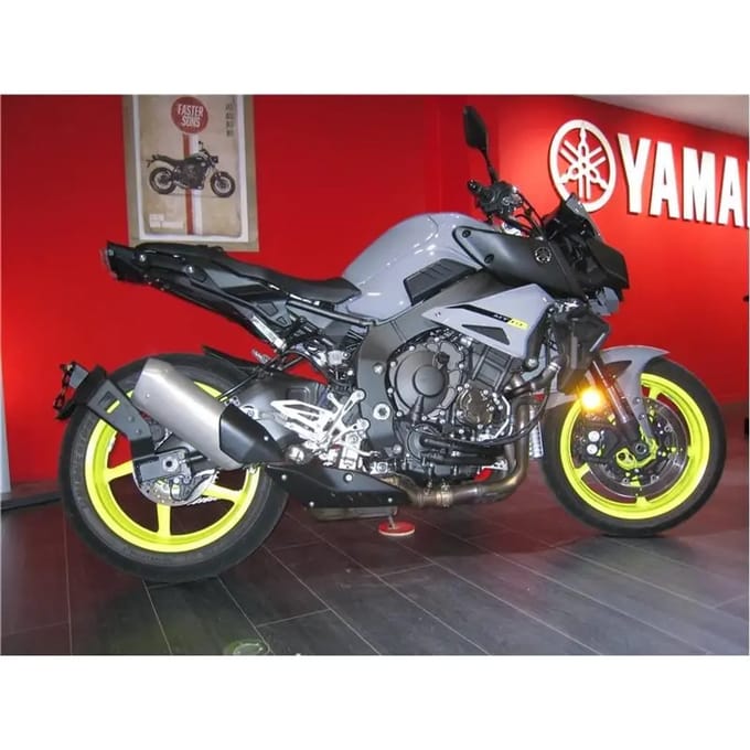 Motorfiets kentekenplaat houder vlak bij het wiel Access Design Yamaha Mt10