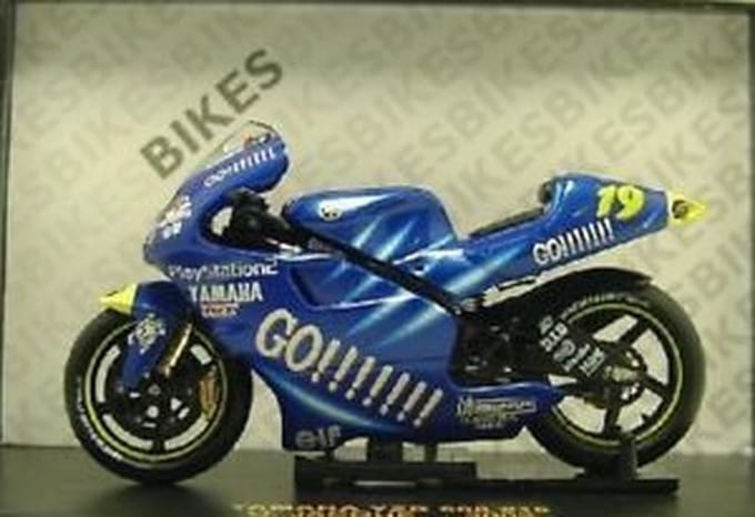 Yamaha YZR 500 #19 O. Jacque 2002 - 1:24 - IXO Models