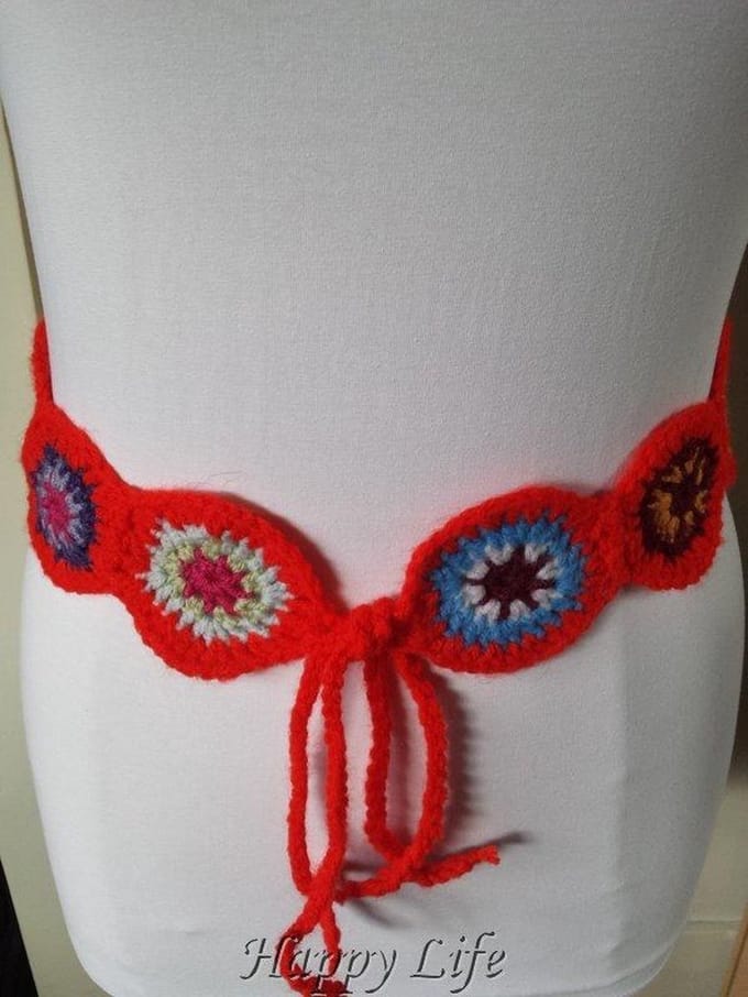 Handgemaakte dames taille riem, ceintuur in felrood / multicolor gehaakt. Lengte 75 cm / verstelbaar
