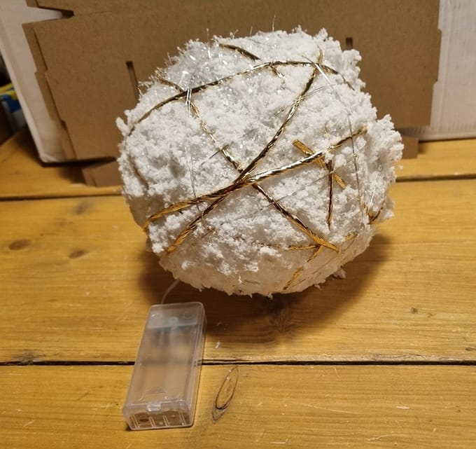 Kerstbal met 20 leds warm-wit sneeuw glittergoud