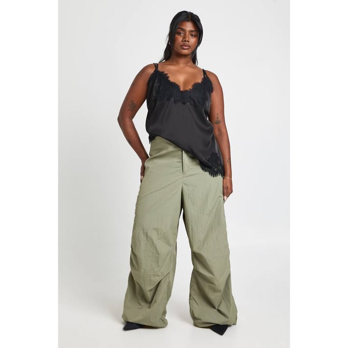 boohoo Dames Plus Nylon Cargo Broek met Bungee Zoom | Khaki | Maat: 22