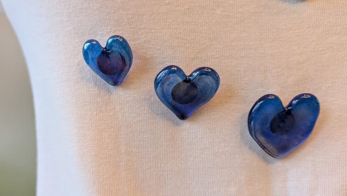 M-apART Broche, set van 3 handgemaakte blauwe hartjes van glas, pins