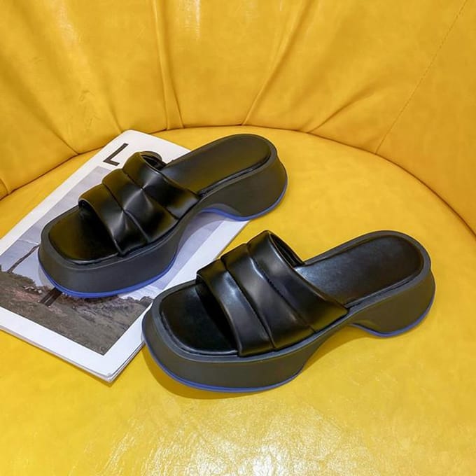 Nouvelles Pantoufles d'Été Femmes Mode Concise Décontractées Pantoufles Chaussures à Plateforme Augmentant la Hauteur Chaussures de Plage Confortables et Douces 6.5 noir