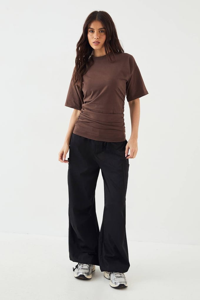 Dames DSGN Studio Top met Gerimpelde Zijkant en Korte Mouwen | Dark Chocolate | Maat: Small