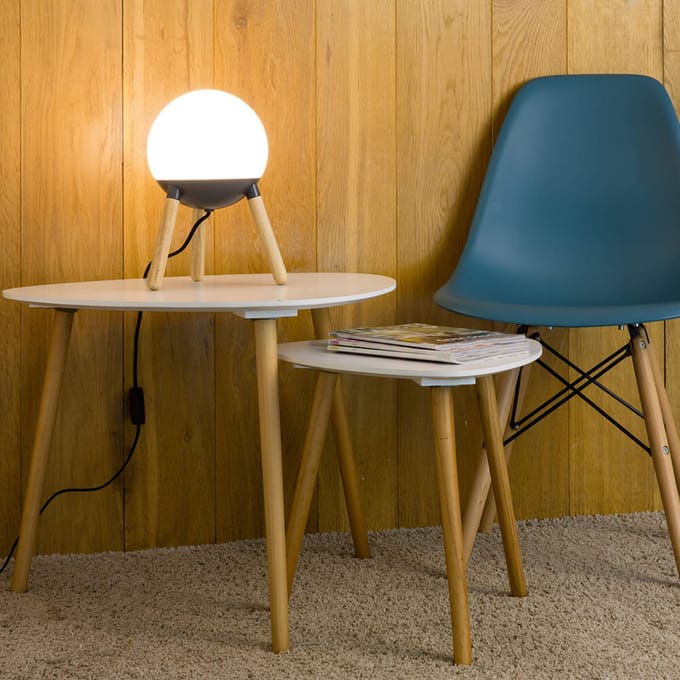 FARO BARCELONA Tafellamp Mine, driepoot, hout, glas, hoogte 30 cm