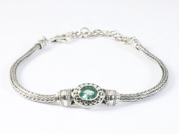 Traditionele zilveren snake armband met groene toermalijn