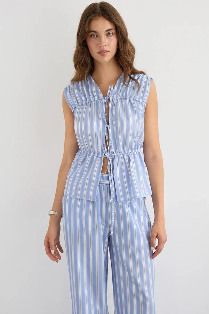 Gestreepte Mouwloze Knopen-Through Peplum Blouse