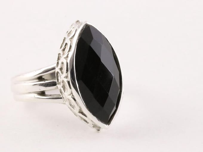 Zware bewerkte zilveren ring met onyx - maat 16.5