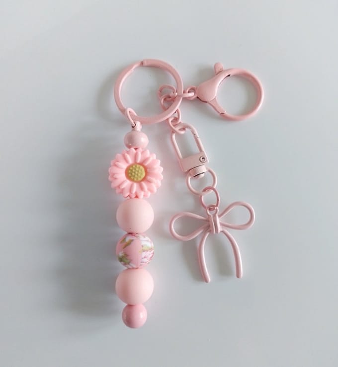 Sleutelhanger, tashanger met kralen | roze | bloem | strik