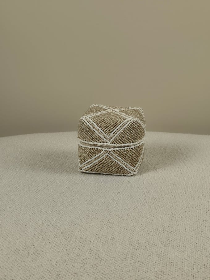 Blitzdeco - Balinees Offermandje - Fleur - Handgemaakt - Licht Beige Wit - Bamboe Kralen