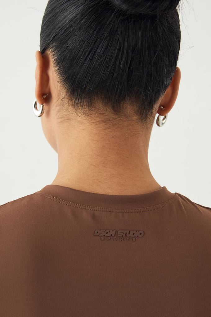 Dames Dsgn Studio Ultra Sculpt Korte Mouw Top | Mocha | Maat: Medium