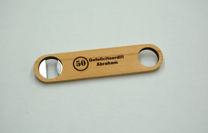 Houten Flesopener - Bieropener - met tekst Abraham 50 gegraveerd