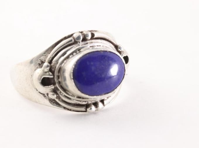 Bewerkte zilveren ring met lapis lazuli - maat 17