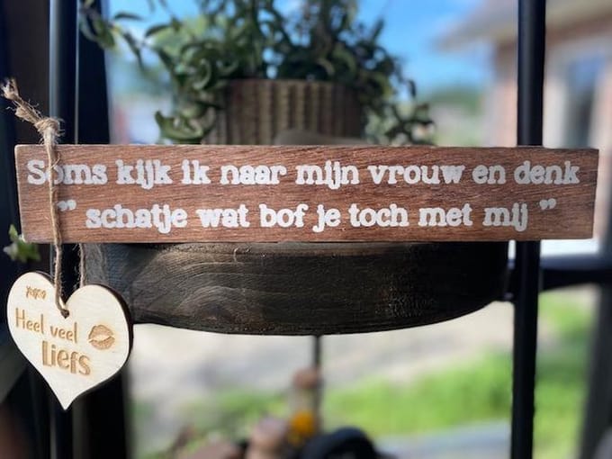 tekstblok inclusief houten hartje / 5x30cm / met de tekst; kijk naar mijn vrouw  / natural