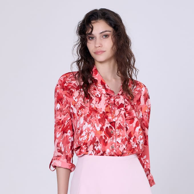Ascot-tie blouse en abstracte print
