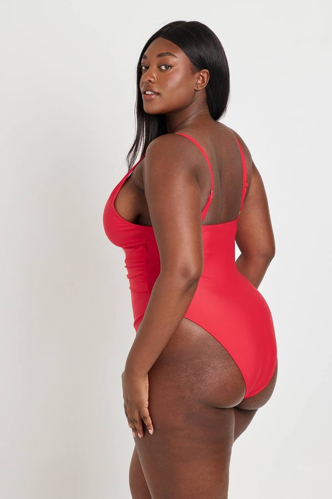 boohoo Dames Plus Buikcontrolerende O-ring Badpak Met Diepe V-hals | Rood | Maat: 52