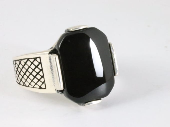 Zware bewerkte zilveren ring met onyx - maat 19
