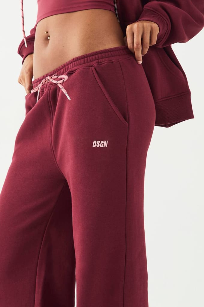 Dames DSGN Studio Sport Straight Leg Jogger | Bordeaux Rood | Maat: Medium
