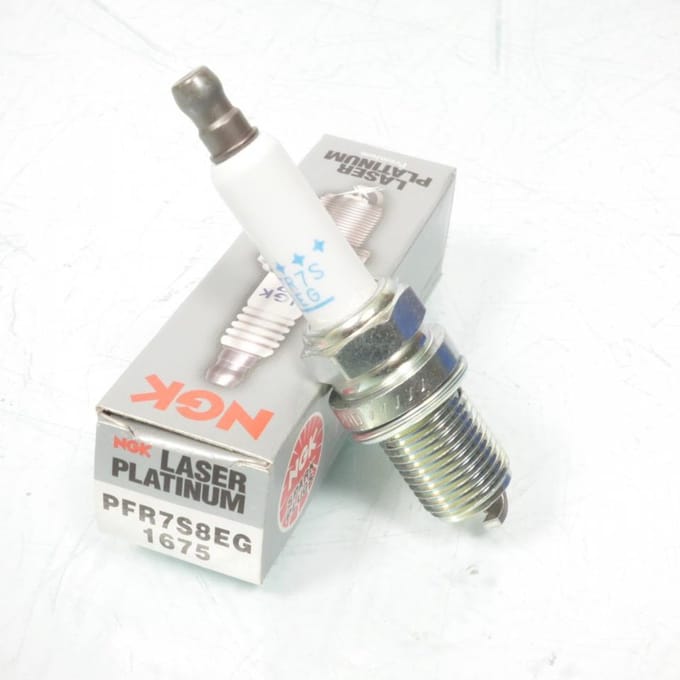 Bougie d'allumage NGK pour moto PFR7S8EG / 1675 / Par 4 Neuf