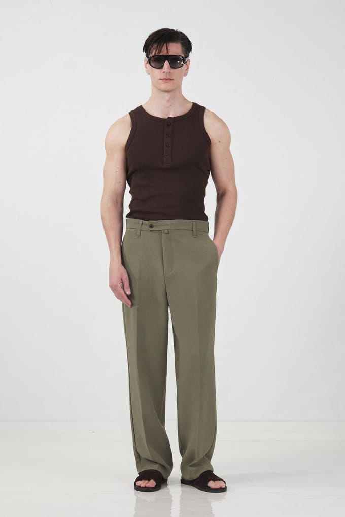 Op maat gemaakte broek met rechte pijpen en gemiddelde taille