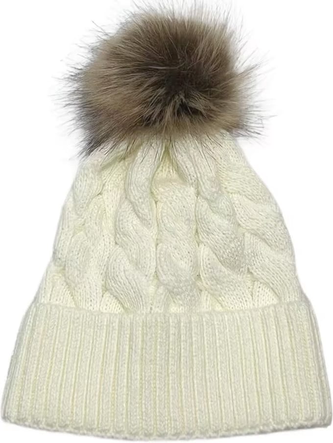 Muts met pompon - roomwitte damesmuts met fleece en breisel - gebreide wintermuts crème - STUDIO Ivana
