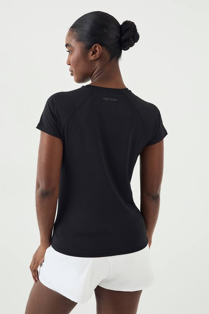 Dames DSGN Studio Loose Fit Mesh Insert Korte Mouw T-Shirt | Zwart | Maat: Medium