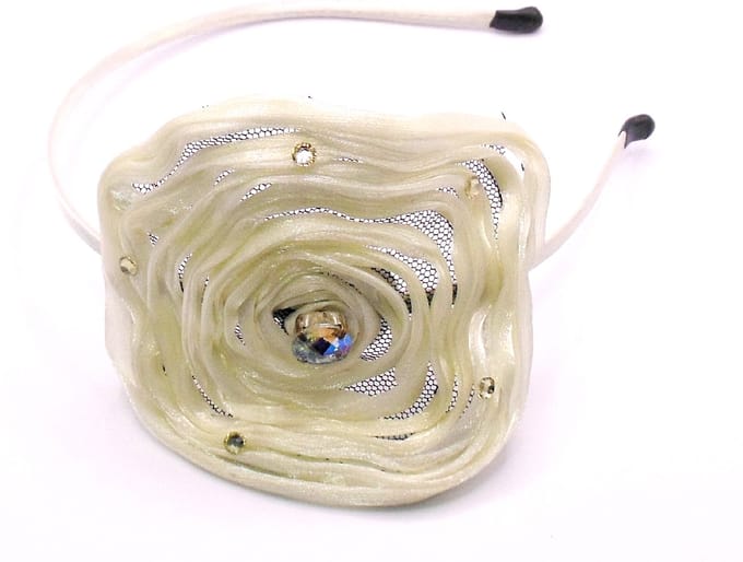 Diadeem met bloem+diamanten cremekleur