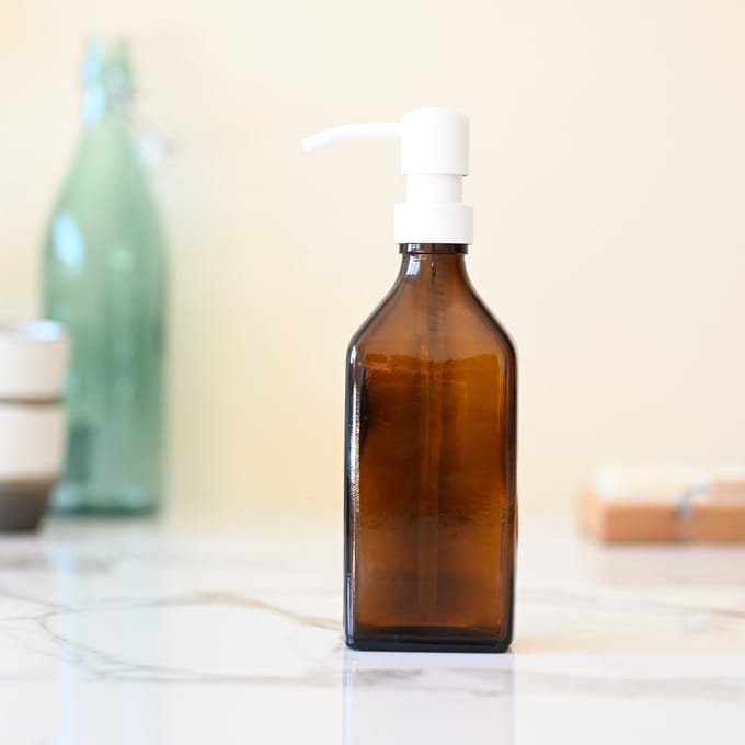 Groeikruid® zeeppompje vrijstaand | 250 ml rechthoekig amber glas | RVS pompkop | Zeepdispenser wit