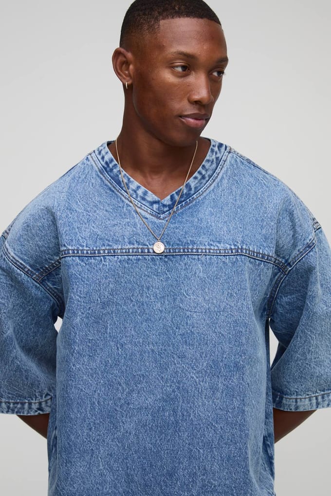 Oversized Boxy V-hals Denim Hockey T-shirt | Mid Blue | Size Medium