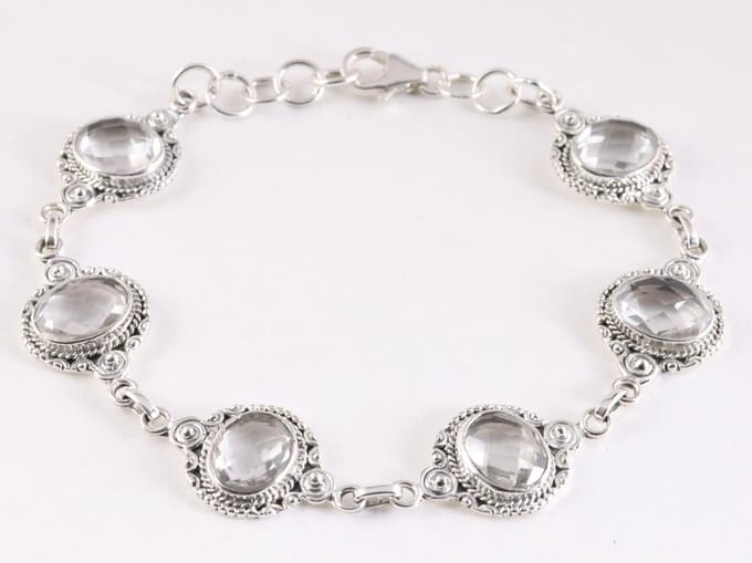 Bewerkte zilveren schakelarmband met bergkristal