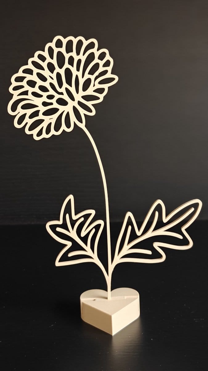 Geboortebloem November – Chrysant | Levensbloem beige op hartvormige standaard (22 cm)