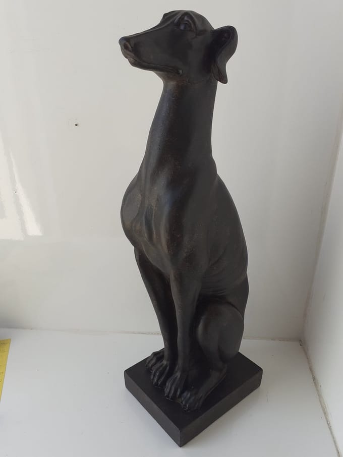 Honden beeld GROTE hond polyresin zwart hamerslag 55 x 16 x 16 x cm