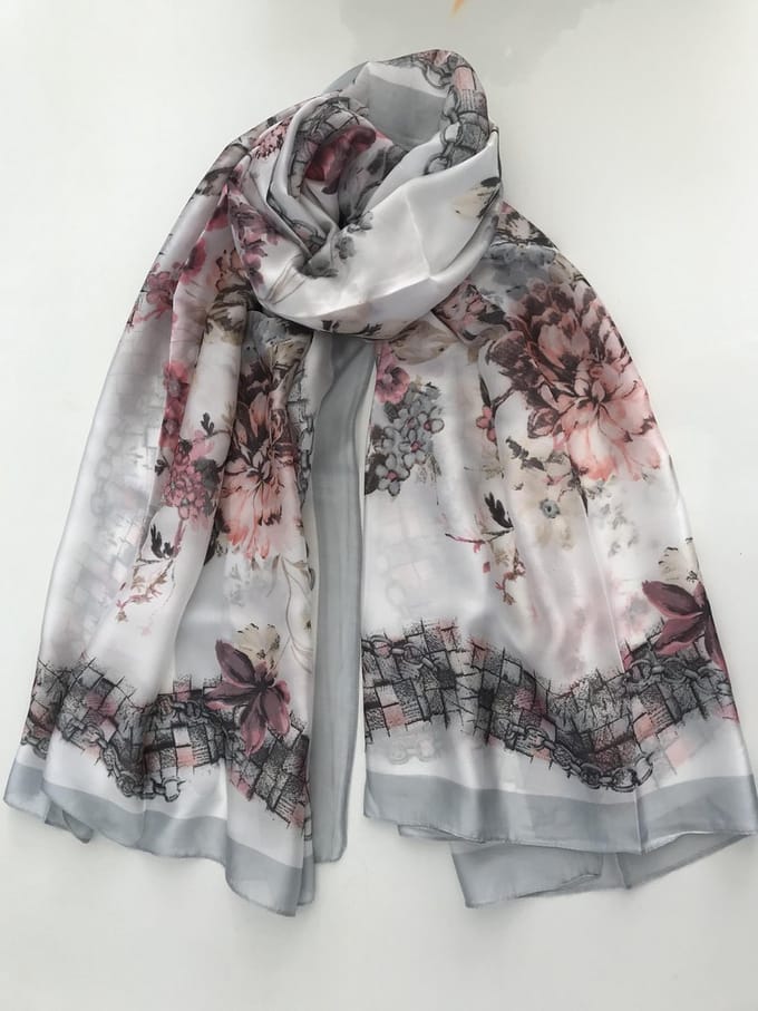Modieuze zomersjaal van 50 % viscose met 50% zijde, glad materiaal