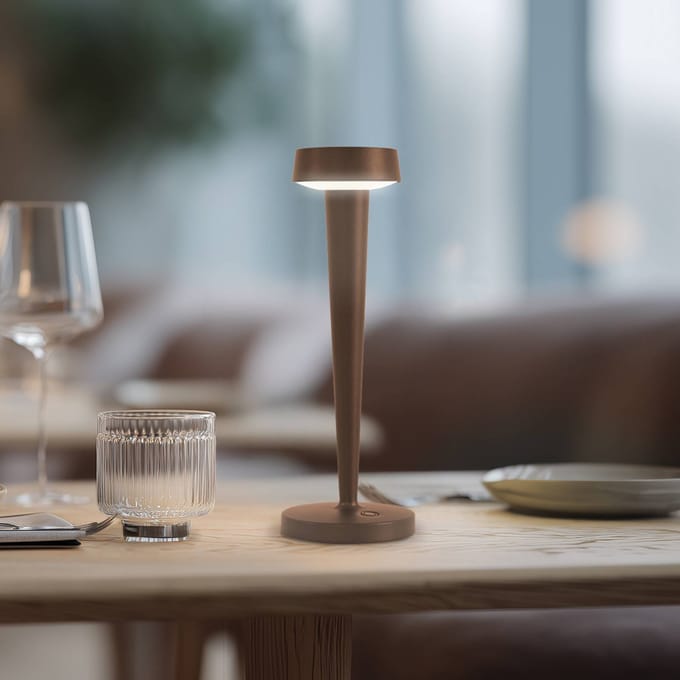 Lucande LED-batterijkaarsenhouder Lea, vaas, donkerbruin, 28 cm