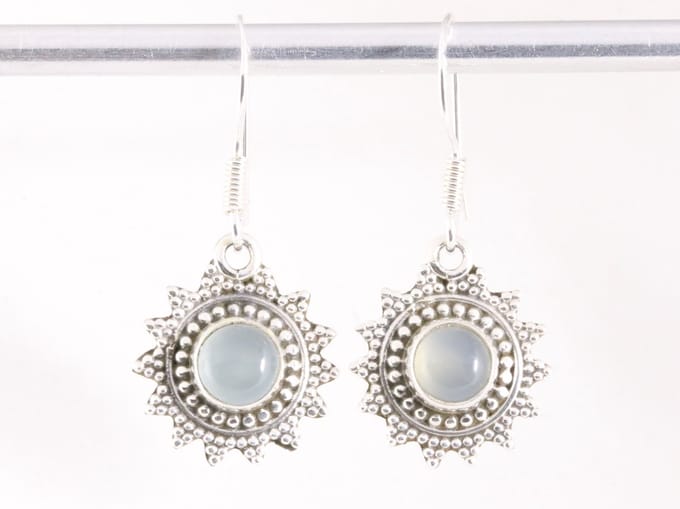 Fijne bewerkte zilveren oorbellen met aqua chalcedoon